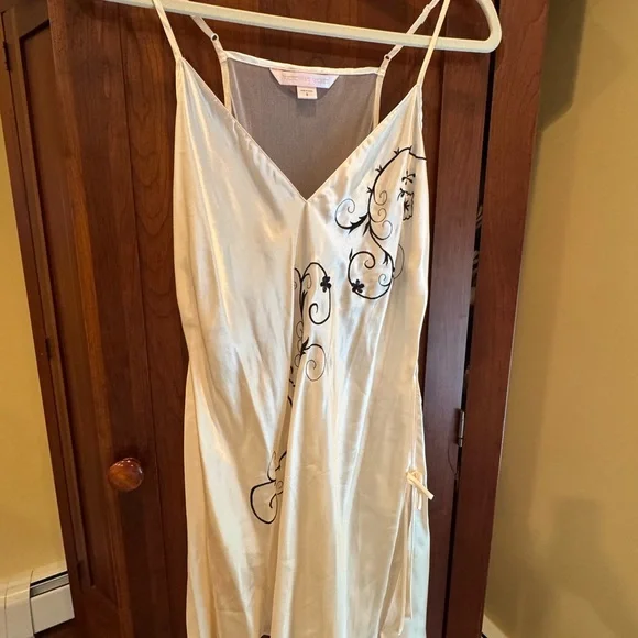 Victoria’s Secret nightgown w/Black Embroidery matching robe for sale too - Picture 3 of 6